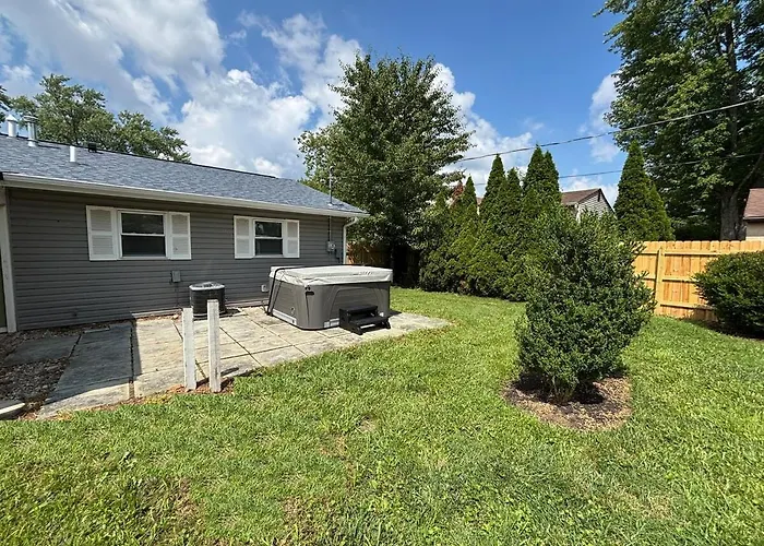 Private - Entire House - Ranch - Hot Tub - Pets Welcome - 2 King Beds - Kids Welcome - Fenced Yard - Free Wifi - Quiet Neighborhood Holiday home *