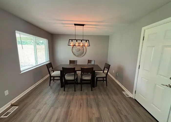 Private - Entire House - Ranch - Hot Tub - Pets Welcome - 2 King Beds - Kids Welcome - Fenced Yard - Free Wifi - Quiet Neighborhood *