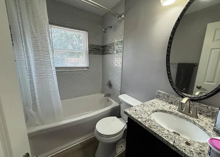 Private - Entire House - Ranch - Hot Tub - Pets Welcome - 2 King Beds - Kids Welcome - Fenced Yard - Free Wifi - Quiet Neighborhood
