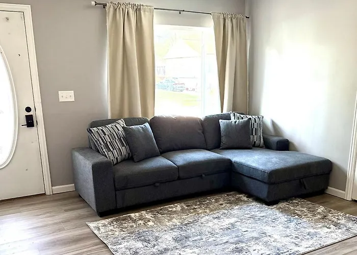 Holiday home Private - Entire House - Ranch - Hot Tub - Pets Welcome - 2 King Beds - Kids Welcome - Fenced Yard - Free Wifi - Quiet Neighborhood *