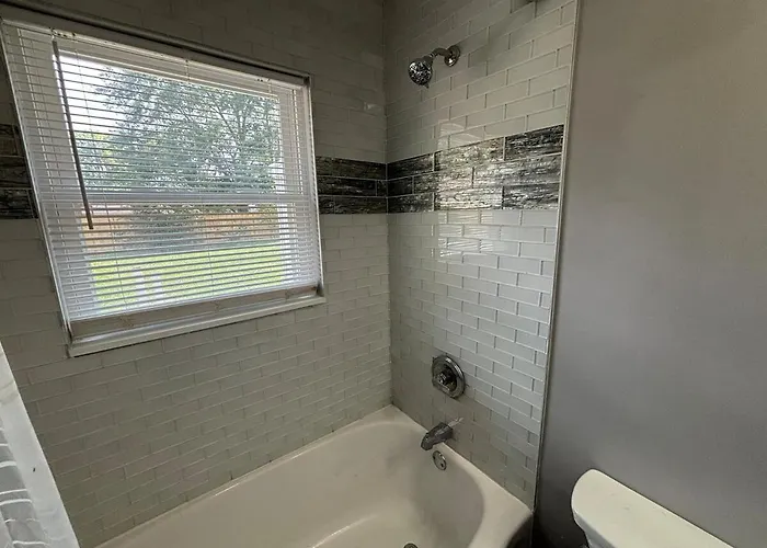 Holiday home Private - Entire House - Ranch - Hot Tub - Pets Welcome - 2 King Beds - Kids Welcome - Fenced Yard - Free Wifi - Quiet Neighborhood *