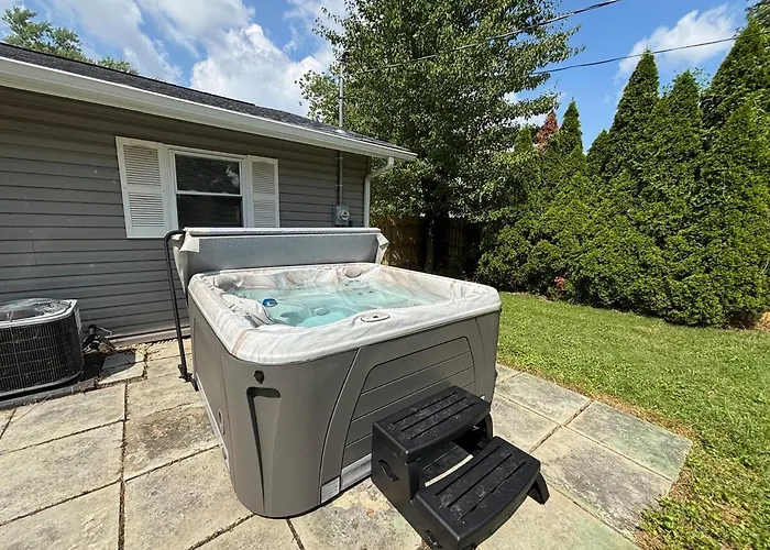 Holiday home Private - Entire House - Ranch - Hot Tub - Pets Welcome - 2 King Beds - Kids Welcome - Fenced Yard - Free Wifi - Quiet Neighborhood Columbus