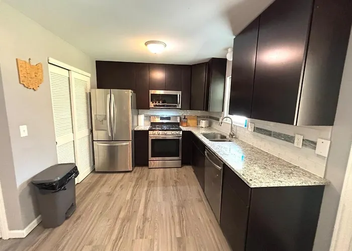Private - Entire House - Ranch - Hot Tub - Pets Welcome - 2 King Beds - Kids Welcome - Fenced Yard - Free Wifi - Quiet Neighborhood Columbus