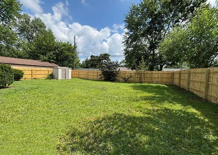 Private - Entire House - Ranch - Hot Tub - Pets Welcome - 2 King Beds - Kids Welcome - Fenced Yard - Free Wifi - Quiet Neighborhood * Columbus