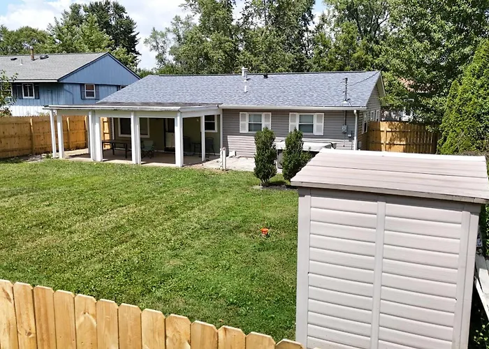 Holiday home Private - Entire House - Ranch - Hot Tub - Pets Welcome - 2 King Beds - Kids Welcome - Fenced Yard - Free Wifi - Quiet Neighborhood Columbus