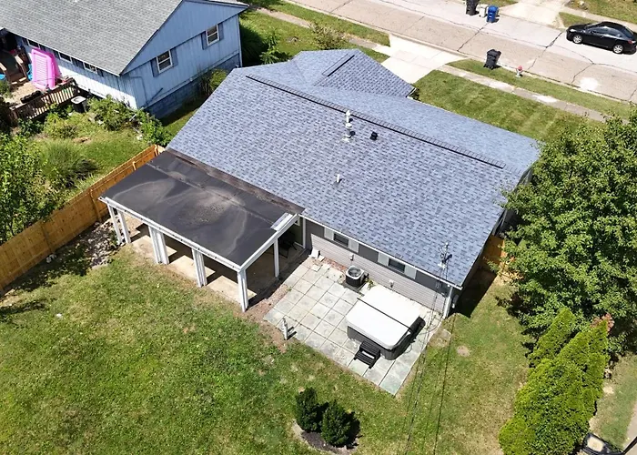 Holiday home Private - Entire House - Ranch - Hot Tub - Pets Welcome - 2 King Beds - Kids Welcome - Fenced Yard - Free Wifi - Quiet Neighborhood *