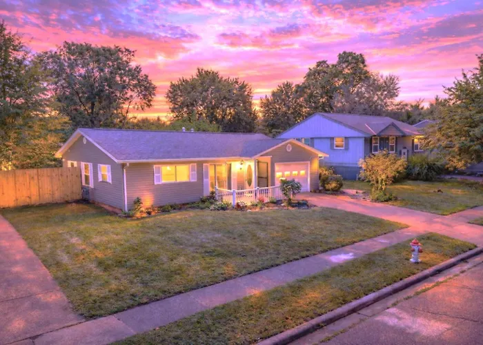 Private - Entire House - Ranch - Hot Tub - Pets Welcome - 2 King Beds - Kids Welcome - Fenced Yard - Free Wifi - Quiet Neighborhood *