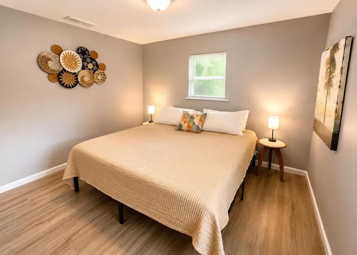 Private - Entire House - Ranch - Hot Tub - Pets Welcome - 2 King Beds - Kids Welcome - Fenced Yard - Free Wifi - Quiet Neighborhood Holiday home Columbus