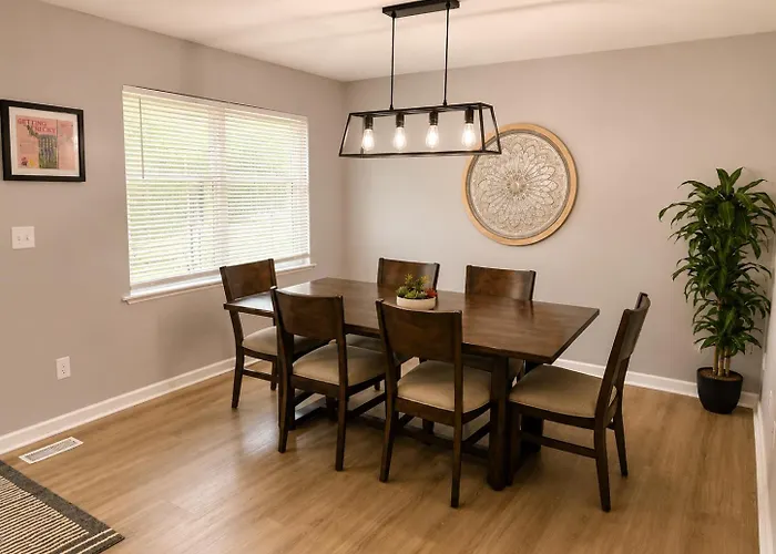Holiday home Private - Entire House - Ranch - Hot Tub - Pets Welcome - 2 King Beds - Kids Welcome - Fenced Yard - Free Wifi - Quiet Neighborhood Columbus