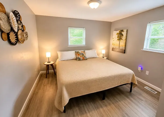 Holiday home Private - Entire House - Ranch - Hot Tub - Pets Welcome - 2 King Beds - Kids Welcome - Fenced Yard - Free Wifi - Quiet Neighborhood *