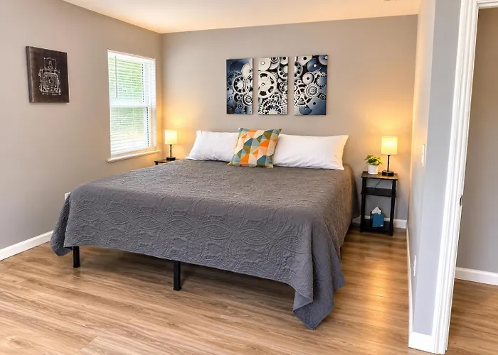 Holiday home Private - Entire House - Ranch - Hot Tub - Pets Welcome - 2 King Beds - Kids Welcome - Fenced Yard - Free Wifi - Quiet Neighborhood Columbus