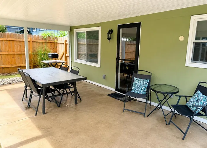 Private - Entire House - Ranch - Hot Tub - Pets Welcome - 2 King Beds - Kids Welcome - Fenced Yard - Free Wifi - Quiet Neighborhood Columbus
