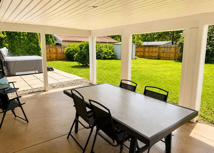 Private - Entire House - Ranch - Hot Tub - Pets Welcome - 2 King Beds - Kids Welcome - Fenced Yard - Free Wifi - Quiet Neighborhood Holiday home Columbus